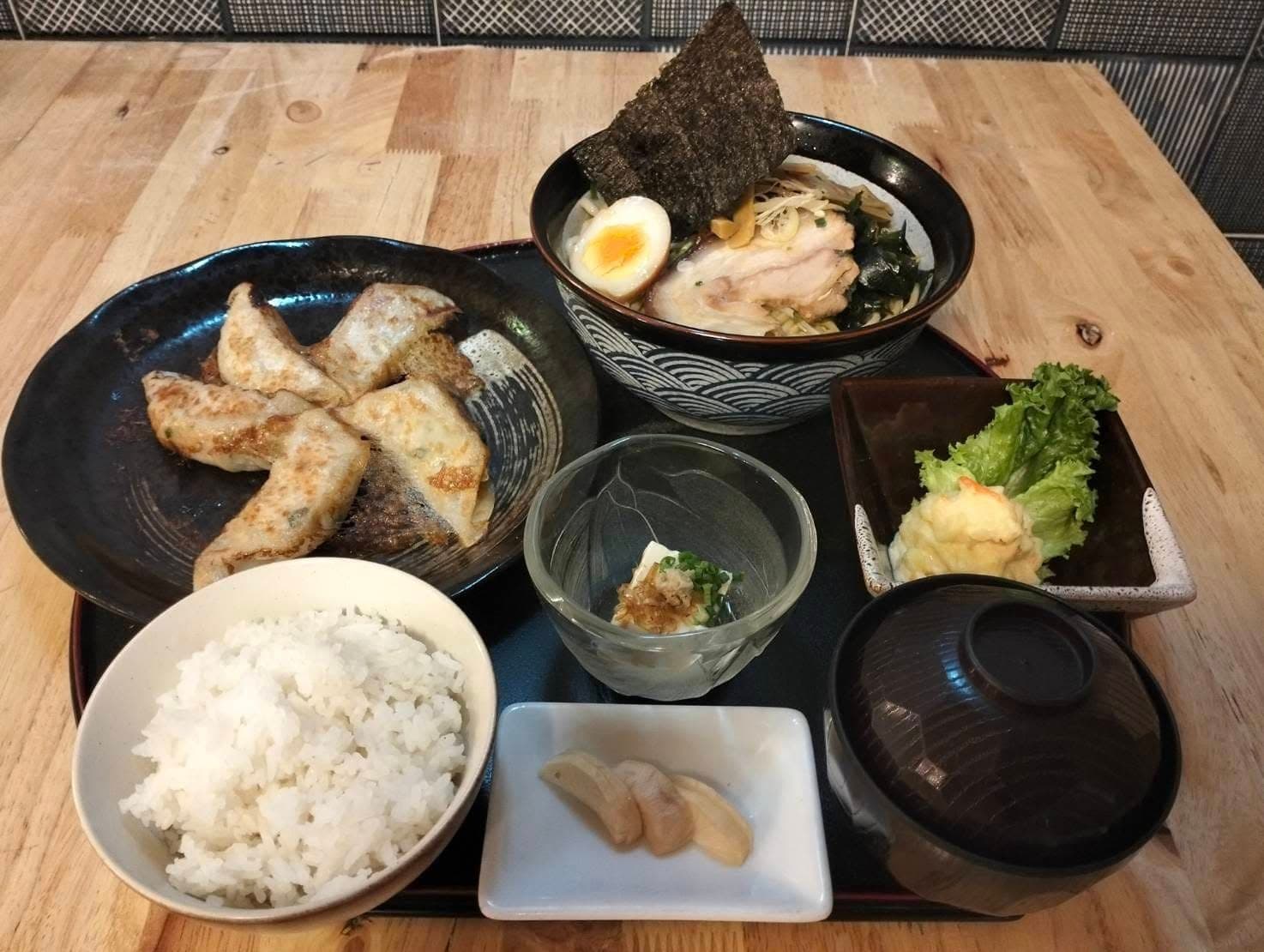 Premium beef set on charcoal BBQ grill — Izakaya Baku